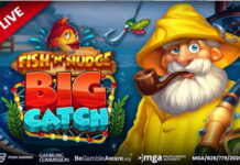 Färgglad reklam för spelet Fish 'n' Nudge Big Catch med fiskare, fiskespö och tecknad fisk i bakgrunden.